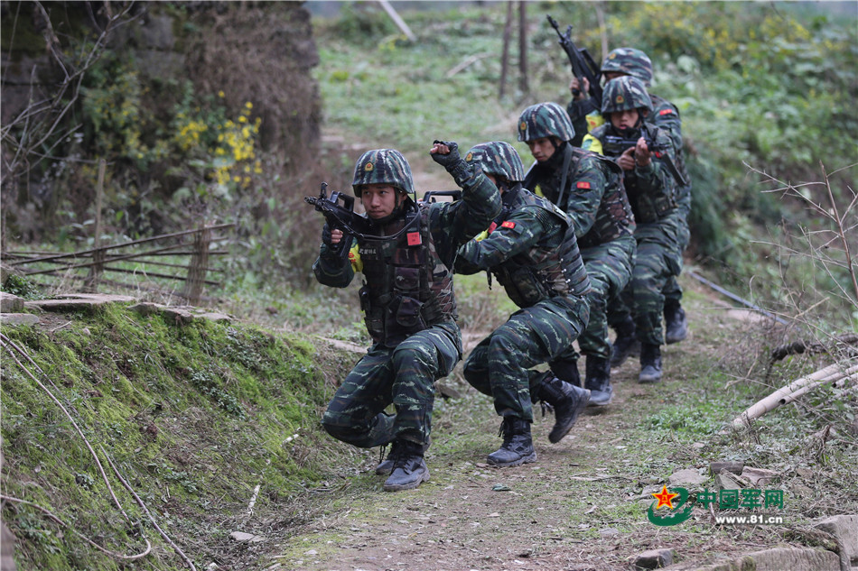 戰場無亞軍 武警官兵三峽腹地上演現實版“絕地求生”