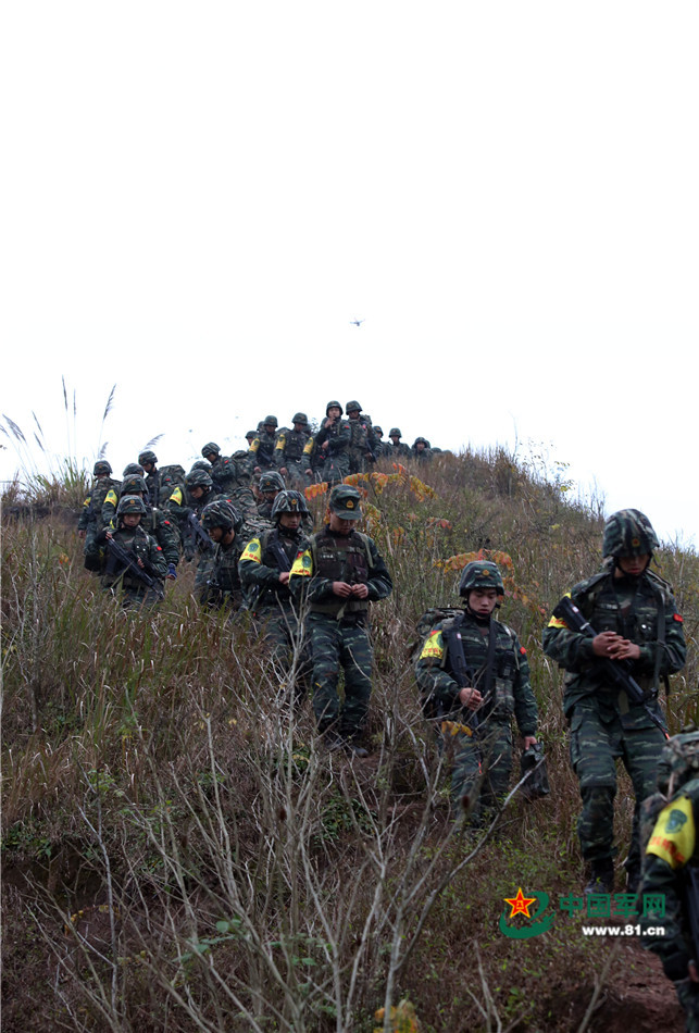 戰場無亞軍 武警官兵三峽腹地上演現實版“絕地求生”
