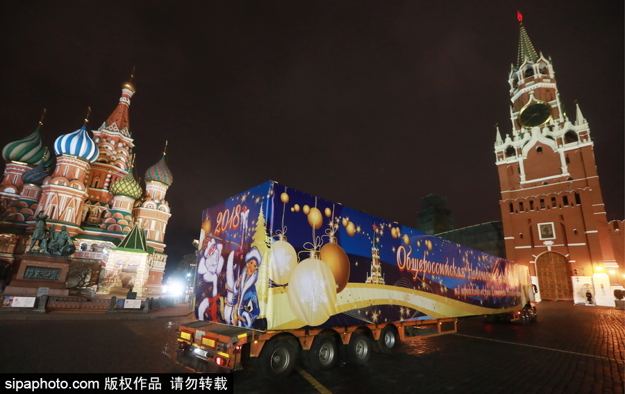迎接圣誕節！ 巨型圣誕樹搭乘卡車運抵克里姆林宮