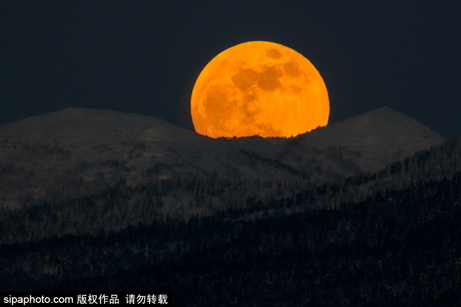 俄羅斯遠東地區超級月亮現身天宇 明亮壯觀