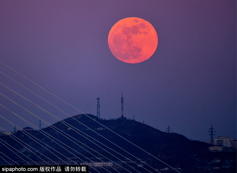 俄羅斯遠東地區超級月亮現身天宇 明亮壯觀