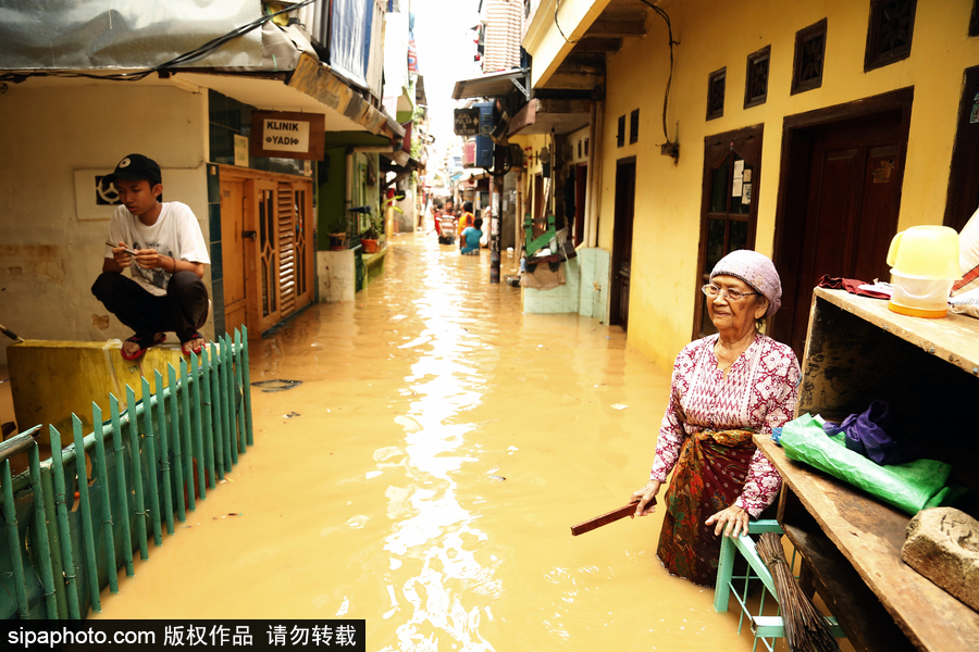 印尼雅加達突發洪水 民眾淌水生活