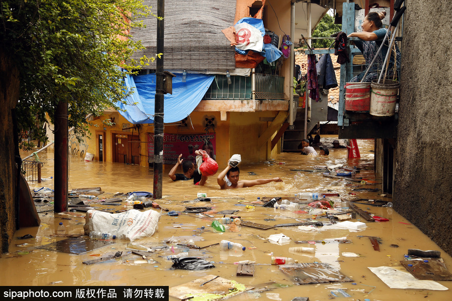 印尼雅加達突發(fā)洪水 民眾淌水生活
