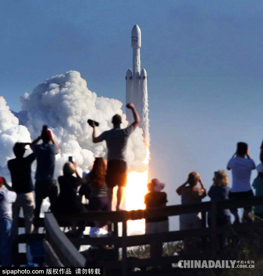 SpaceX成功發(fā)射獵鷹重型火箭 特斯拉跑車送上太空