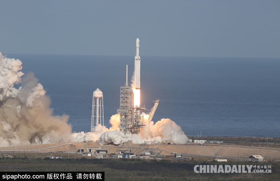 SpaceX成功發(fā)射獵鷹重型火箭 特斯拉跑車(chē)送上太空