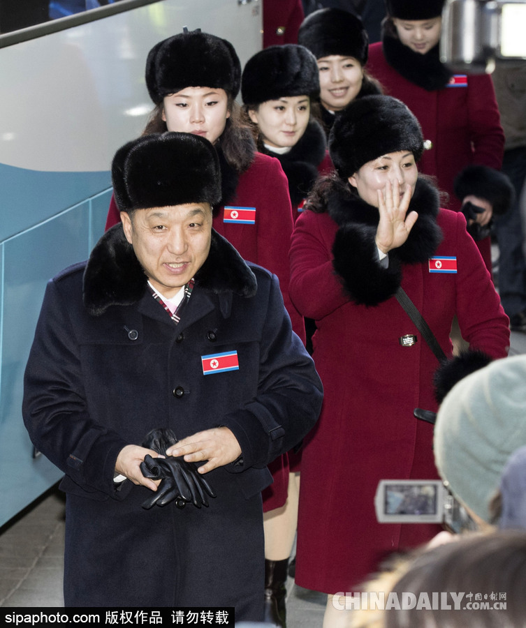 2018平昌冬奧會前瞻：朝鮮冬奧藝術(shù)團(tuán)抵韓 面龐清秀紅色制服整齊劃一
