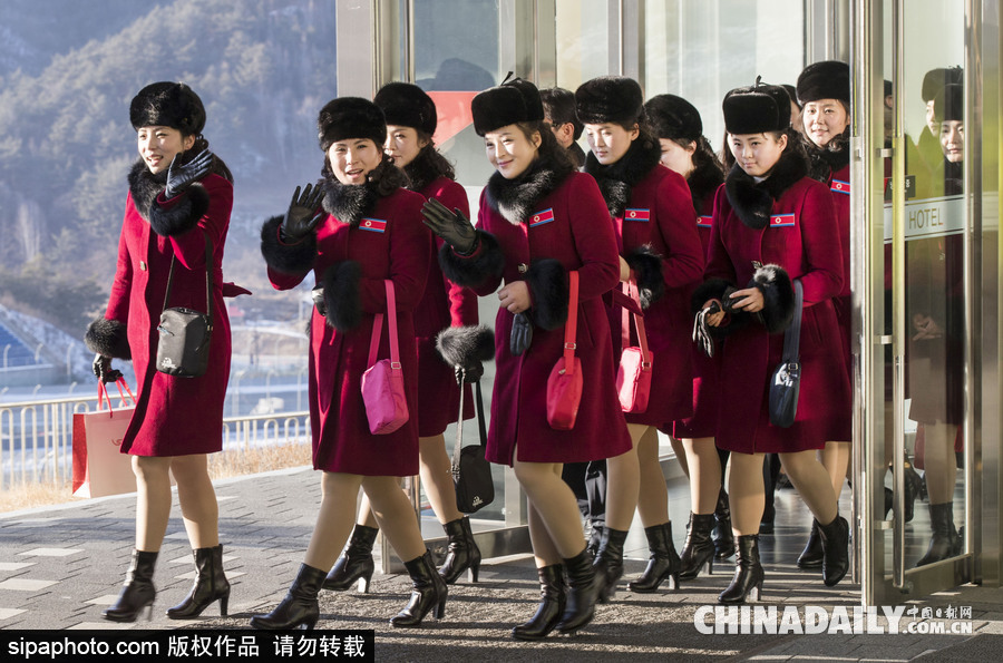 2018平昌冬奧會前瞻：朝鮮冬奧藝術團抵韓 面龐清秀紅色制服整齊劃一