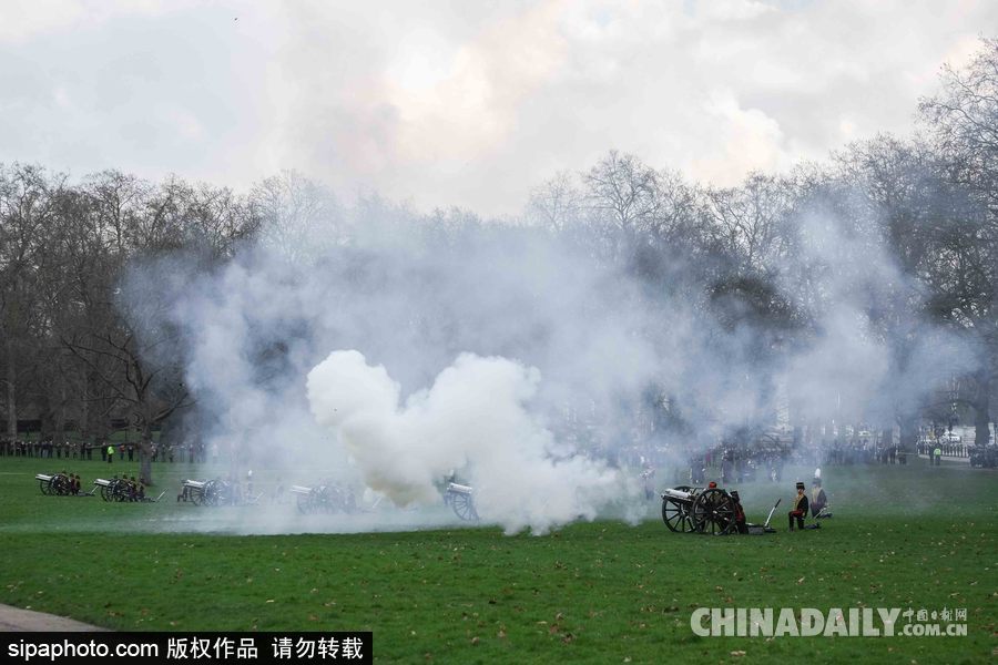 英女王登基66周年紀念 皇家騎兵炮兵團發射41響禮炮慶祝