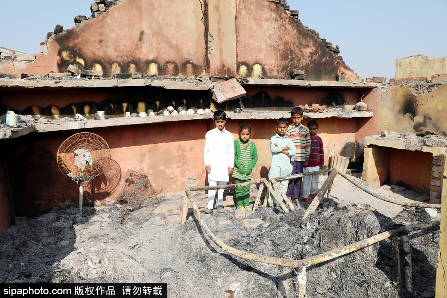 印度邊境地區遭巴基斯坦炮轟 居民房屋屋頂被掀成廢墟