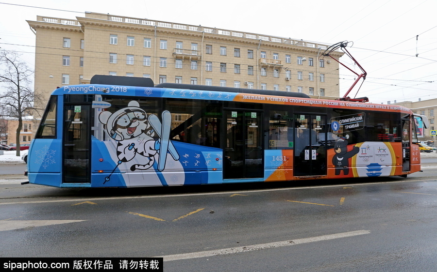 2018平昌冬奧會主題公交車現身圣彼得堡街頭十分矚目