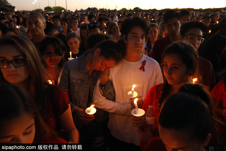 美國：民眾學生集會點蠟悼念高中槍擊案遇難者