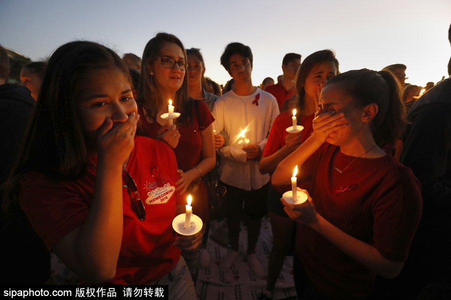 美國：民眾學生集會點蠟悼念高中槍擊案遇難者