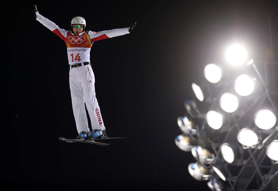 平昌冬奧會(huì)自由式滑雪男子空中技巧決賽舉行 中國(guó)選手賈宗洋獲得亞軍