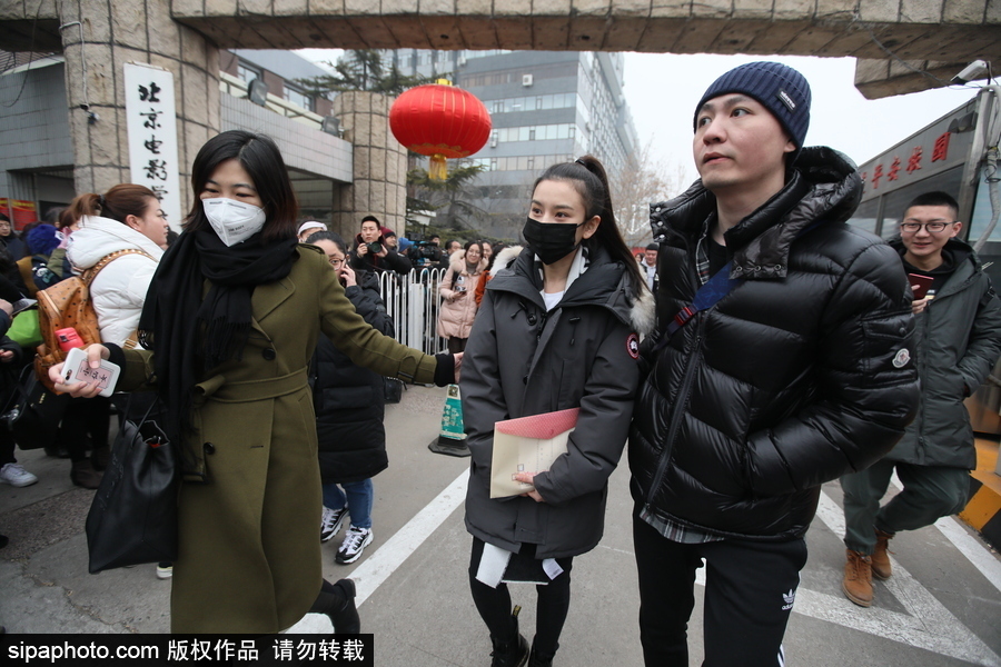 宋祖兒現(xiàn)身北京電影學院藝考 素顏馬尾辮清爽靚麗