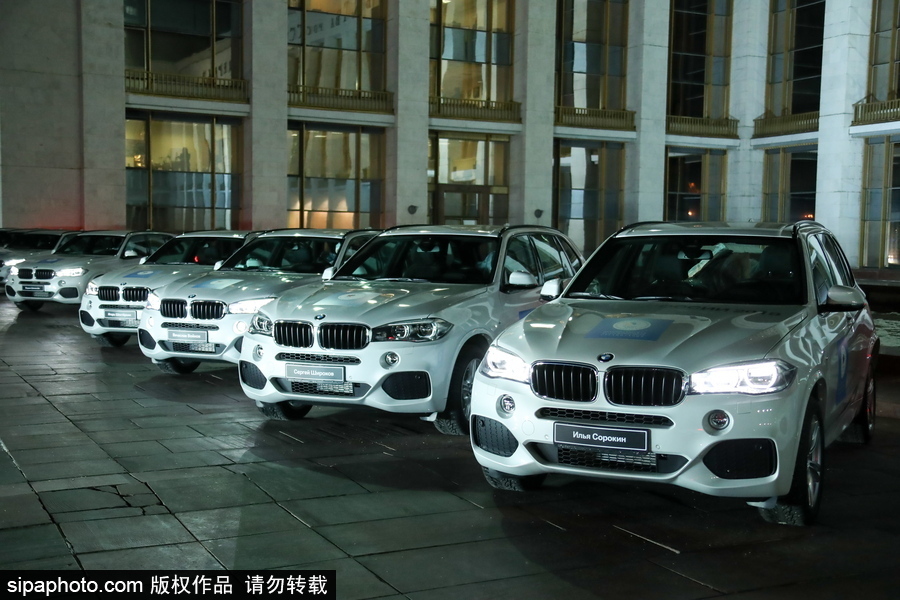 俄總理表彰冬奧會獲獎運動員 親自贈送寶馬轎車