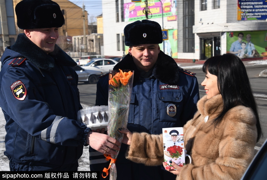 國(guó)際婦女節(jié)前夕 俄羅斯赤塔交通警察向女司機(jī)獻(xiàn)花