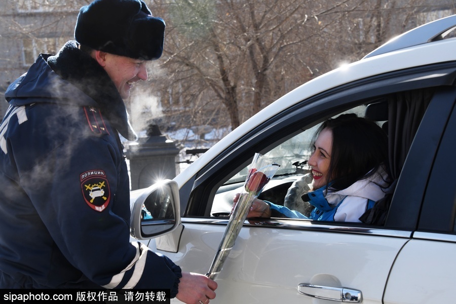 國際婦女節前夕 俄羅斯赤塔交通警察向女司機獻花