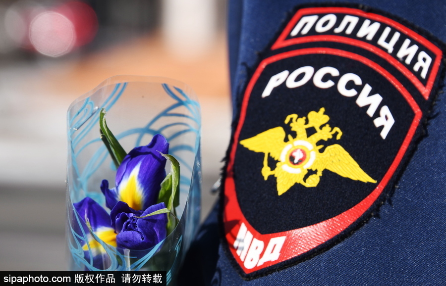 國際婦女節(jié)前夕 俄羅斯赤塔交通警察向女司機獻花
