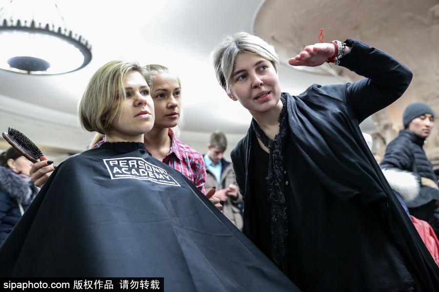 婦女節福利驚現地鐵站！ 戰斗民族車站為女性美發造型