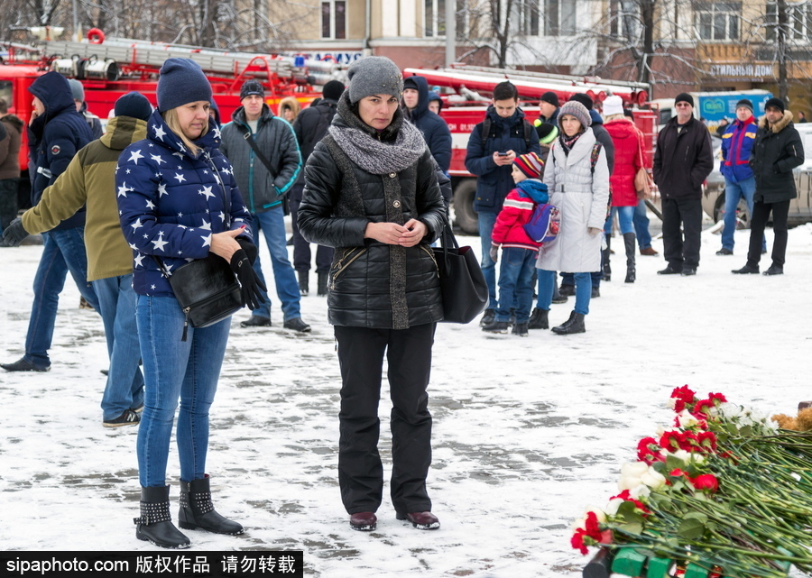 俄羅斯購物中心大火已致53人死亡 民眾街頭獻花悼念遇難者