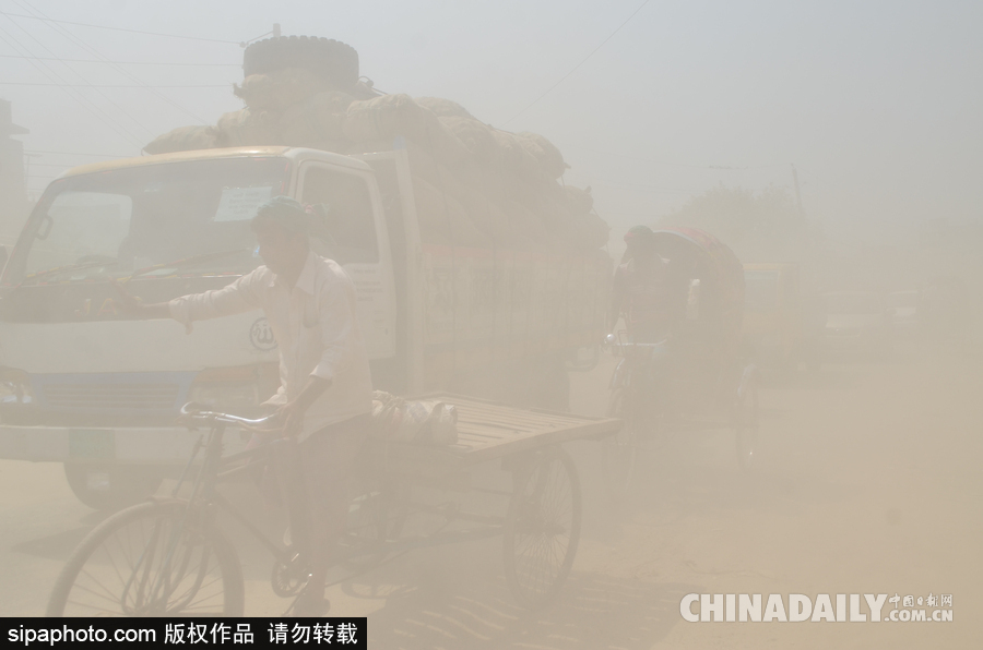 呼吸困難！孟加拉國達(dá)卡街頭塵土飛揚(yáng)粉塵污染嚴(yán)重
