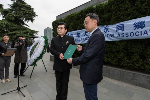 百名加拿大南京同鄉會會員集體祭掃侵華日軍南京大屠殺死難者