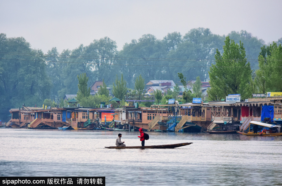 恍若置身江南煙雨中！印度漁民雨中泛舟詩意綿綿