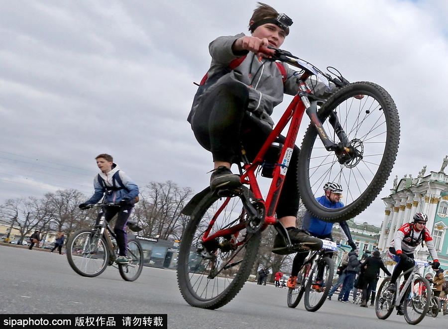 俄羅斯騎自行車的季節(jié)到了！花式騎車出行超逗趣