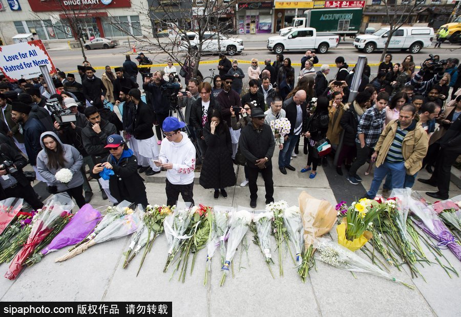 多倫多民眾聚集央街自發(fā)獻花 悼念貨車沖撞事故遇難者