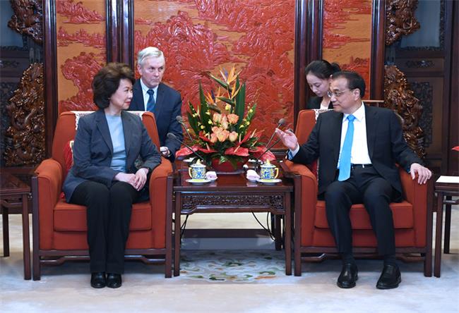 李克強(qiáng)會見美國運(yùn)輸部長趙小蘭
