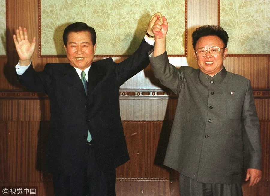 雙語新聞：歷史時刻！金正恩跨過“三八線”與文在寅握手，還帶上了冷面！