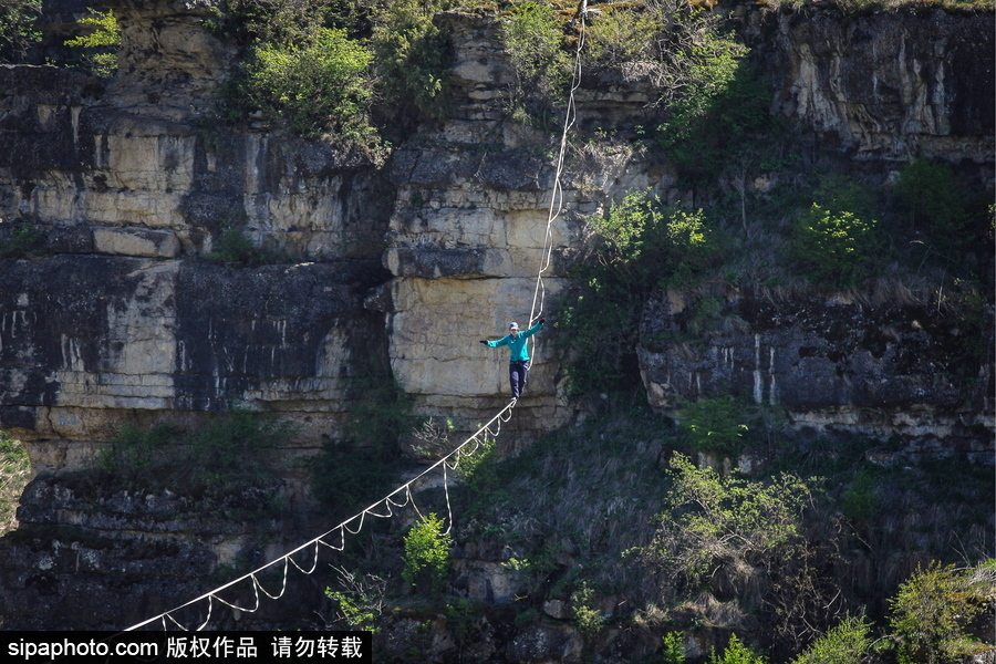 俄羅斯高空走繩節舉行 參賽選手高空炫技驚險刺激