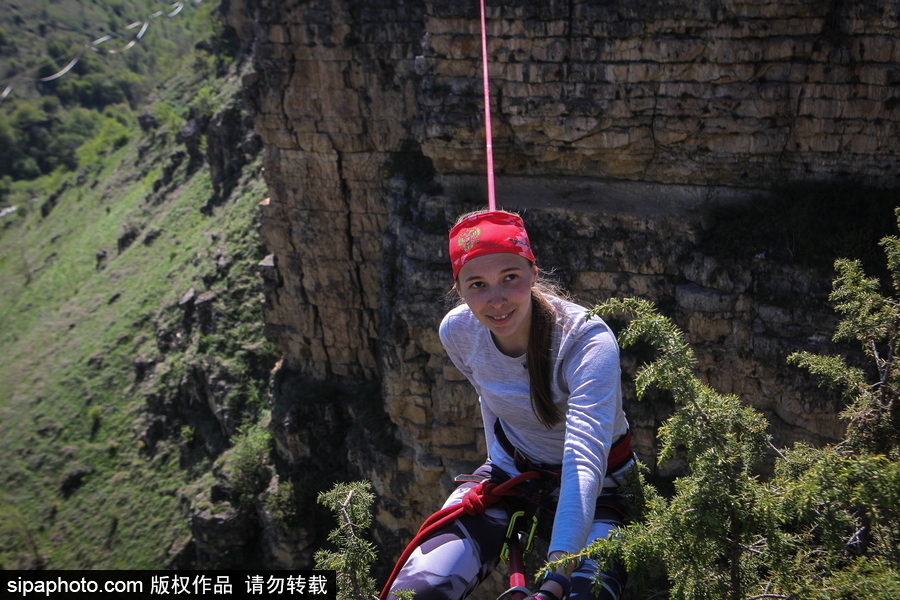 俄羅斯高空走繩節舉行 參賽選手高空炫技驚險刺激