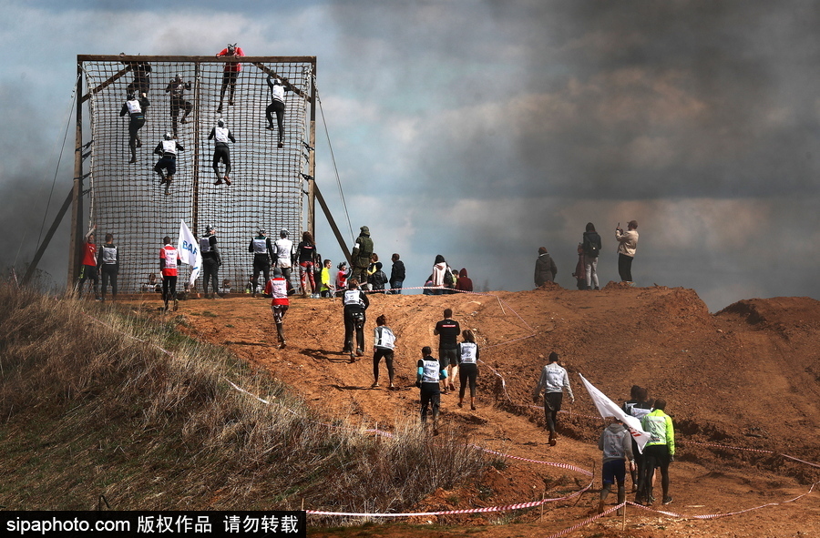 莫斯科舉行“英雄種族”障礙賽 過五關斬六將“戰斗力”十足
