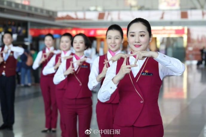 組圖：為青春點贊！空姐“快閃”致敬青年節