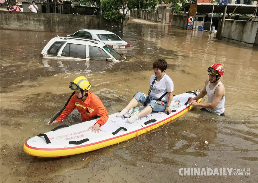 強降雨襲擊廈門 消防人員轉(zhuǎn)移被困群眾