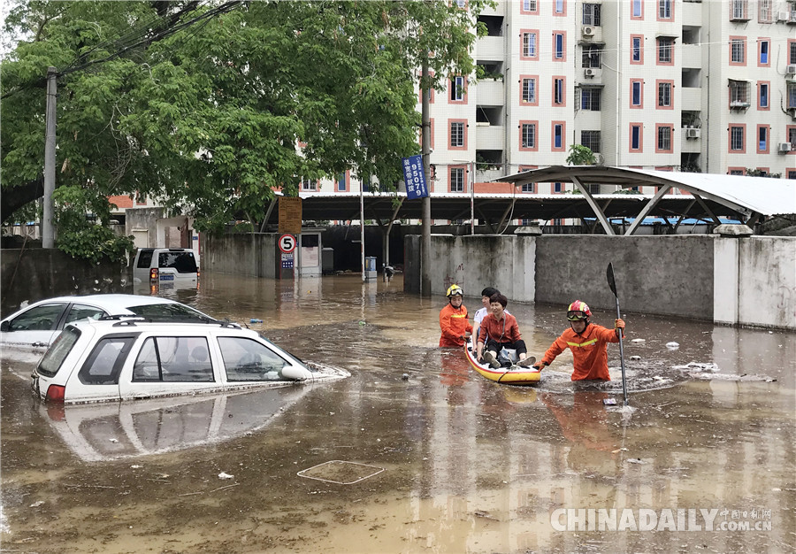 強降雨襲擊廈門 消防人員轉移被困群眾
