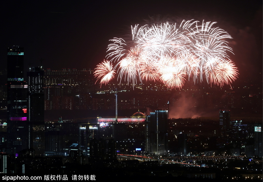俄羅斯迎來勝利日 煙火表演點亮莫斯科夜空
