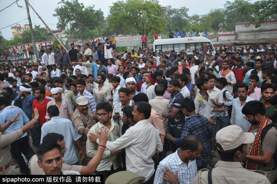 印度火車站一在建天橋倒塌 造成18人死亡數人被困