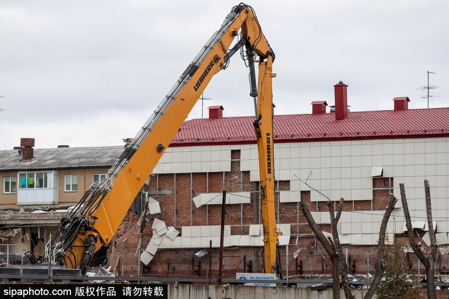 俄羅斯克麥羅沃購物中心作業 建筑外墻拆除中