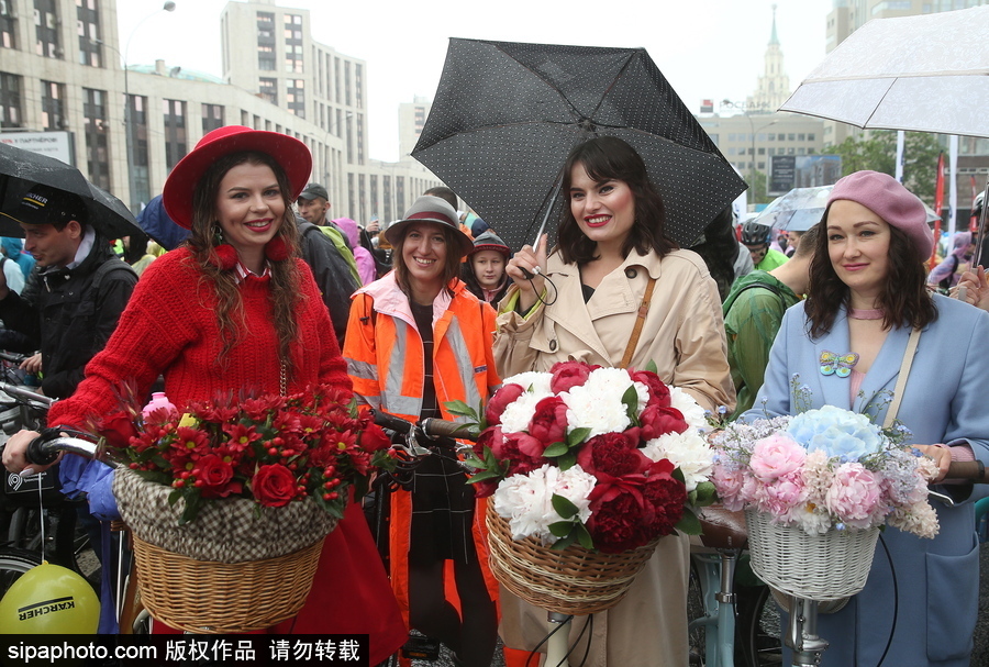 俄羅斯民眾參加自行車游行 綿綿細雨享受騎行樂趣