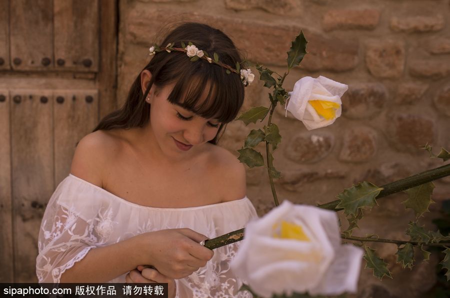 西班牙小鎮慶祝傳統節日 百名白衣“圣女”舉鮮花游行