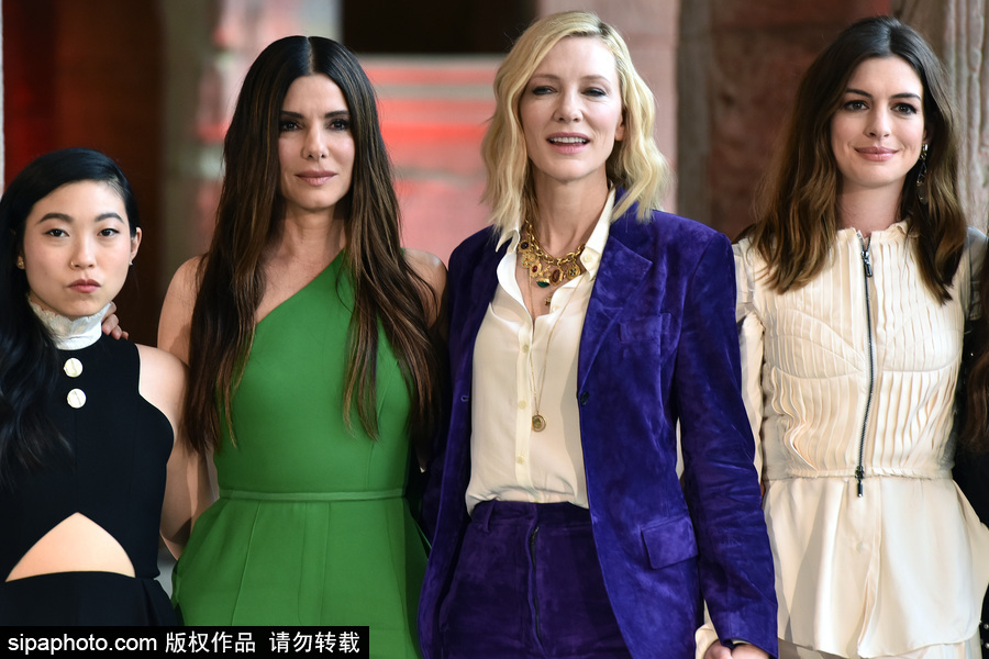 女王扎堆！布蘭切特、安妮·海瑟薇、桑德拉·布洛克現(xiàn)身新片發(fā)布會(huì)