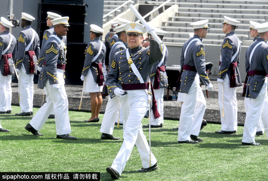 美國西點軍校舉行畢業(yè)典禮 學(xué)員拋帽慶祝
