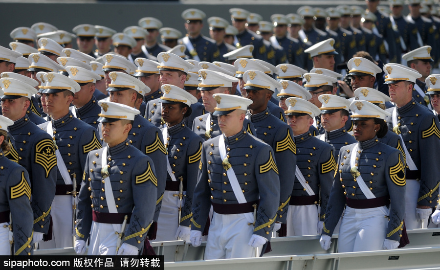 美國西點(diǎn)軍校舉行畢業(yè)典禮 學(xué)員拋帽慶祝