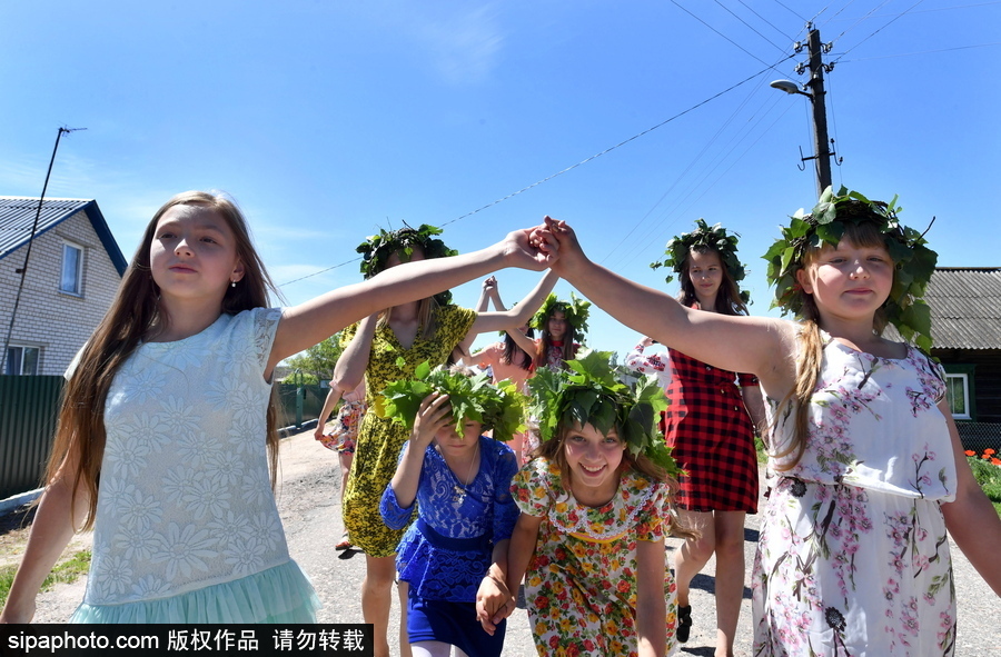 白俄羅斯民眾迎接五旬節 頭戴楓葉花冠慶祝
