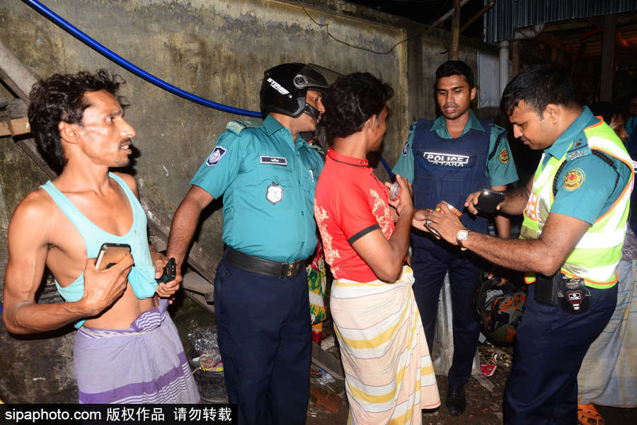 孟加拉開(kāi)展街頭禁毒行動(dòng) 警察當(dāng)街搜捕嫌疑人