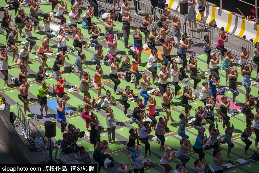 美國(guó)紐約時(shí)代廣場(chǎng)上演集體瑜伽 慶祝國(guó)際瑜伽日