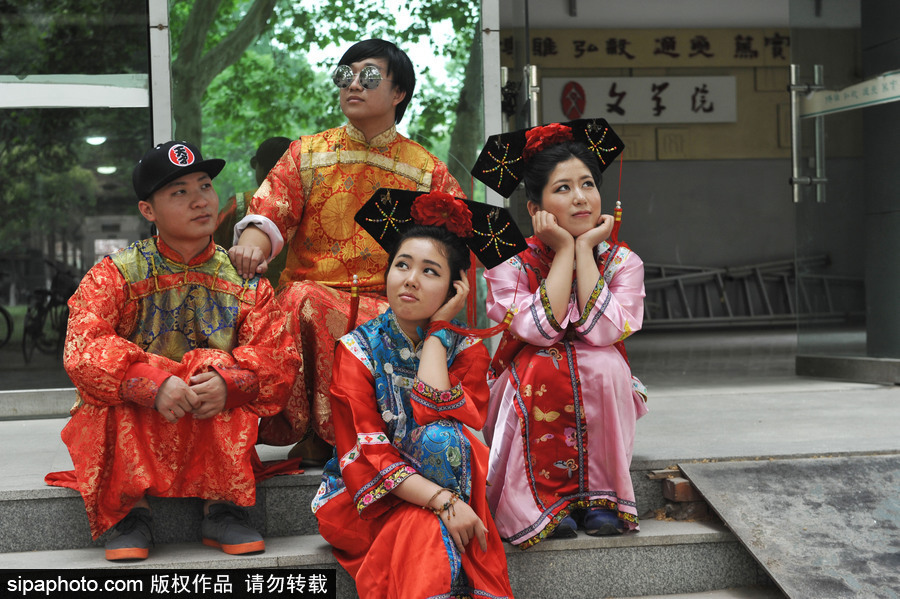 青春不過幾次畢業(yè)照 盤點畢業(yè)季“大型cos現(xiàn)場”