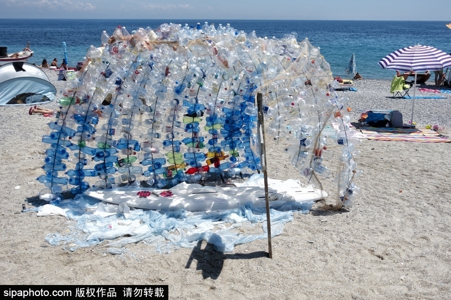意大利海灘現(xiàn)防曬裝置 廢棄塑料瓶打造環(huán)保實用